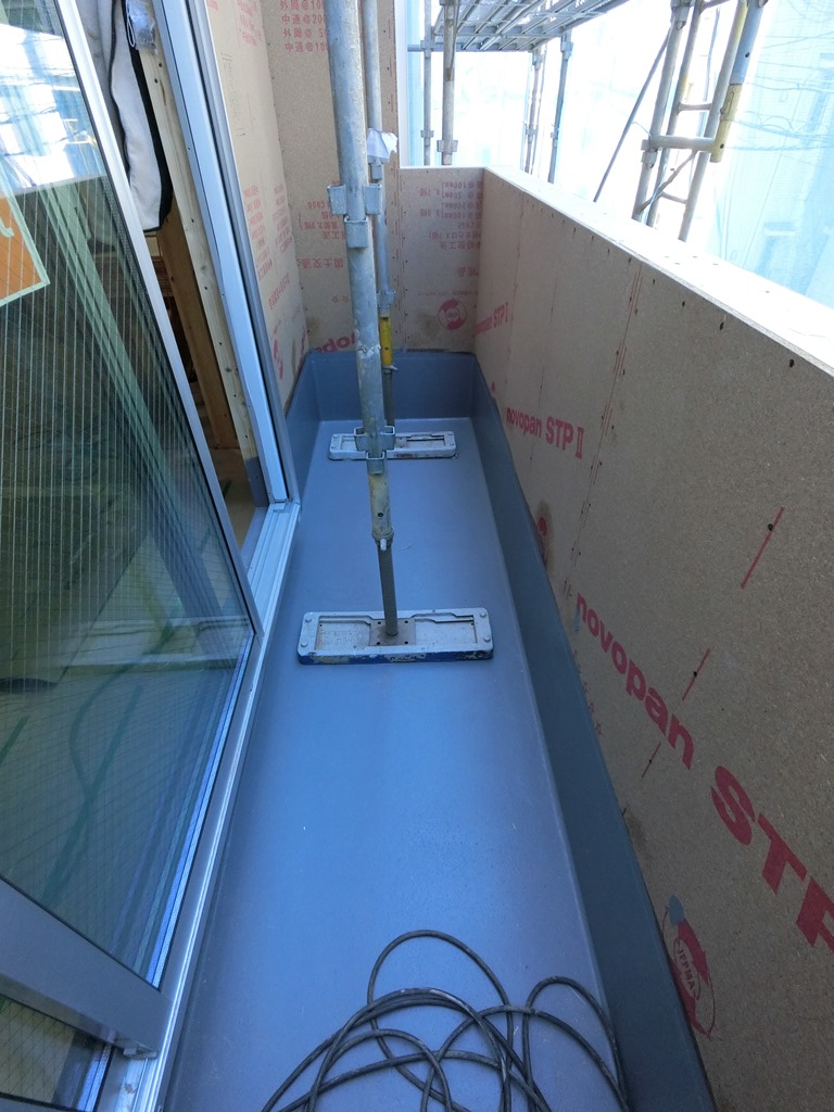 一昨日バルコニーの防水工事が終了し、昨日ダイニングキッチンの掃出し窓を設置しました。本日床暖房設置しました。